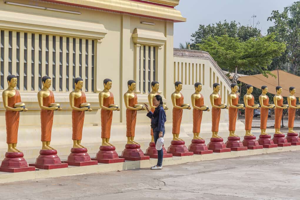 Buddha-Statuen am Chedi Wat Si Maha Pho