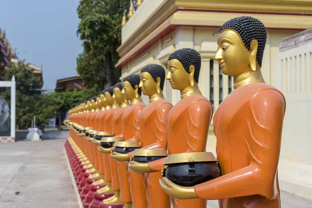 Buddha-Statuen mit Almosenschalen