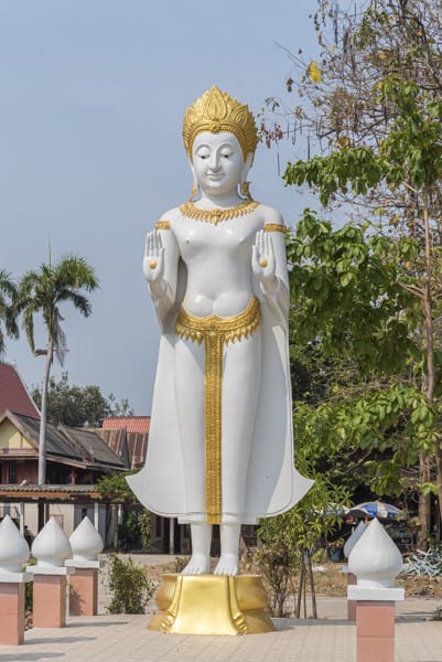 Weißer Buddha mit den Erleuchtungsmahlen