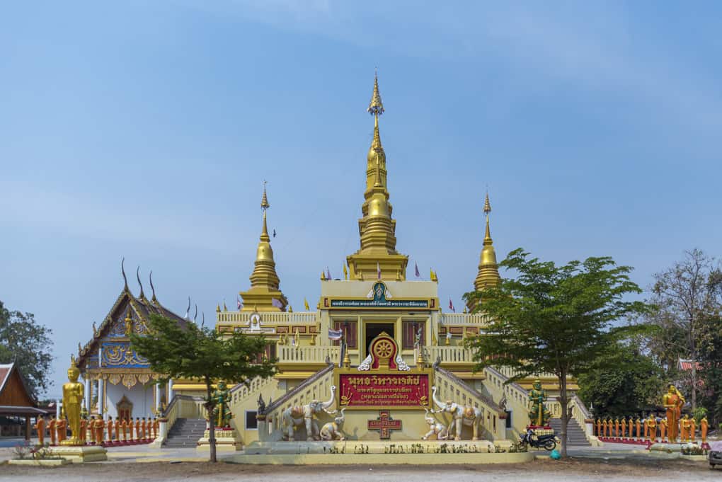 Aufgang zu den Buddha-Figuren