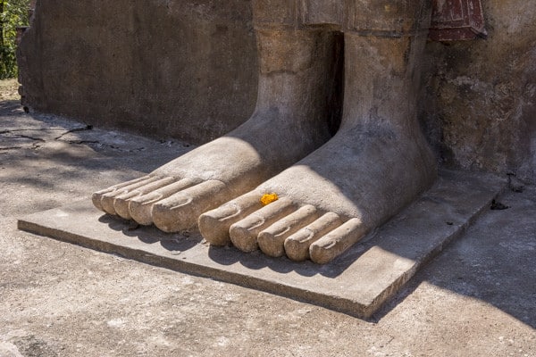 Die Füße einer Buddha-Statue - die 32 Merkmale eines großen Mannes