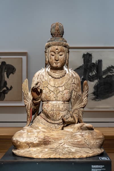 Bodhisattva Guanyin - geschnitzte Statue Museum Ostasiatische Kunst Köln