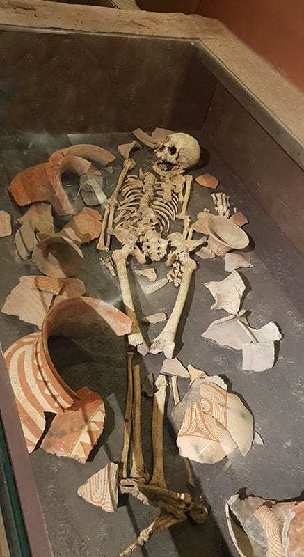 Skelett mit Keramik-Funden in Ban Chiang