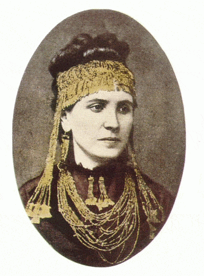 Sophia Schliemann mit Schmuck aus dem Schatz des Priamos - Restitution 