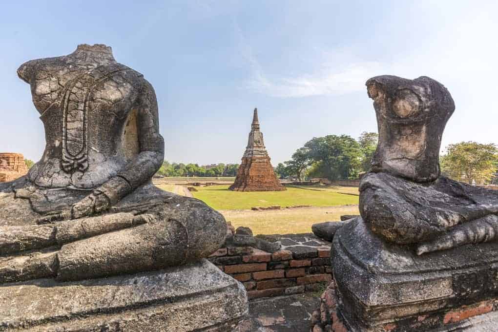 Zwei Buddha-Statuen in Ayutthaya ohne Kopf