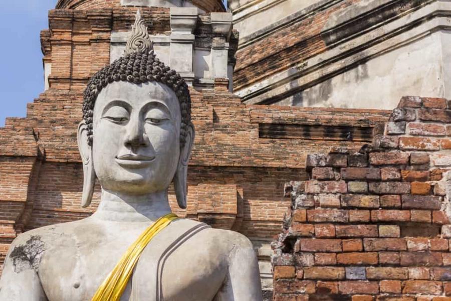 Die Buddhas der drei Zeiten - Buddha-Statue vor den Tempelruinen in Ayutthaya - Thailand