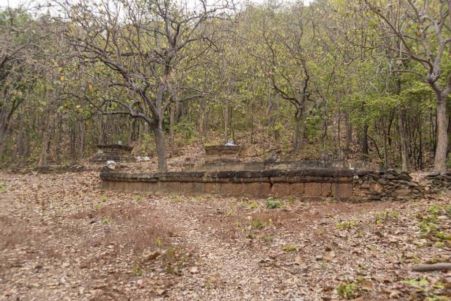 Der Bot mit angrenzenden Rest eines Chedis - Wat Aranyik im Westen des Historischen Park in Sukhothai