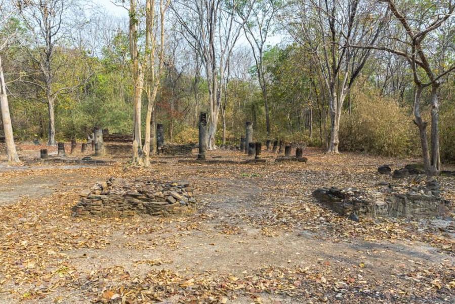 Viharn mit Säulenresten im Wat Aranyik - Sukhothai