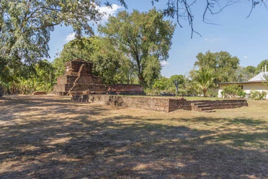 Wat Kon Laeng mit der Pyramide für Phi Muang und dem vorgelagerten Viharn in Sukhothai - Thailand