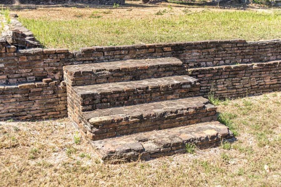 Treppe am Viharn im Wat Kon Laen aus Backsteinen gemauert - Sukhothai - Thailand