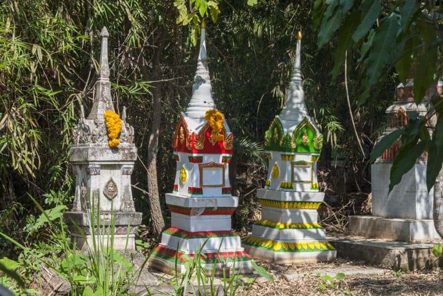 Begräbnis-Stupas als letzte Ruhestätte für die Asche des Verstorbenen