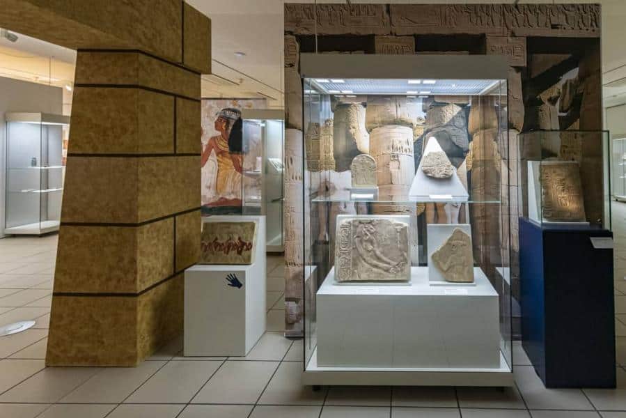 Wunderschöne Ausstellungsdekoration in der Ägyptischen Sammlung im Gustav-Lübcke Museum in Hamm