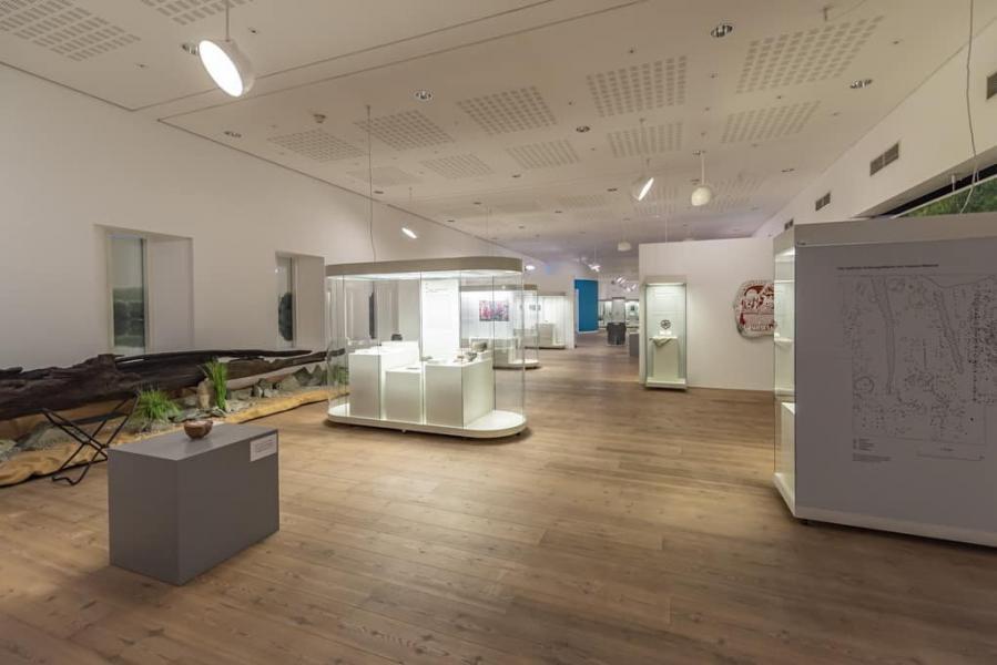 Helle und breite Ausstellungsflächen laden zum betrachten im Gustav-Lübcke-Museum ein
