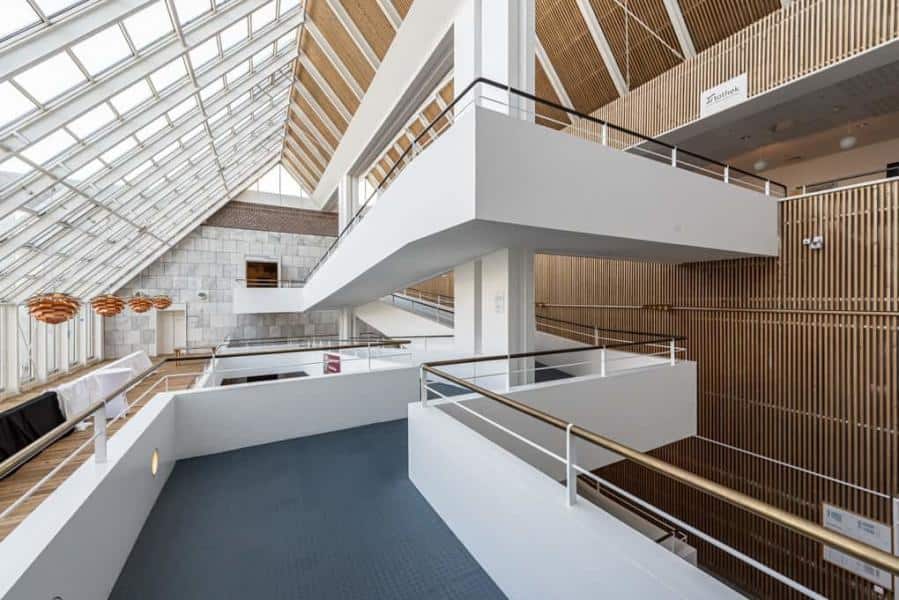 Architektonisch gelungener Aufgang zwischen den einzelnen Stockwerken im Gustav-Lübcke-Museum