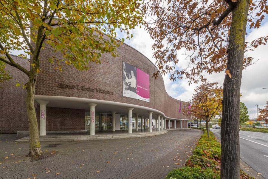 Moderne geschwungene Aussenfassade des Gustav-Lübcke-Museum