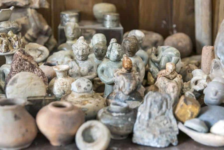 Sammlung von Gegenständen im Museum von Khun Narongchai
