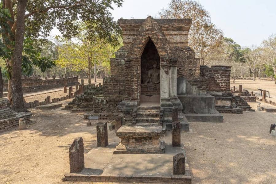 Der grosse Chedi mit einem freistehenden Altar / Wat Singha Kamphaeng Phet