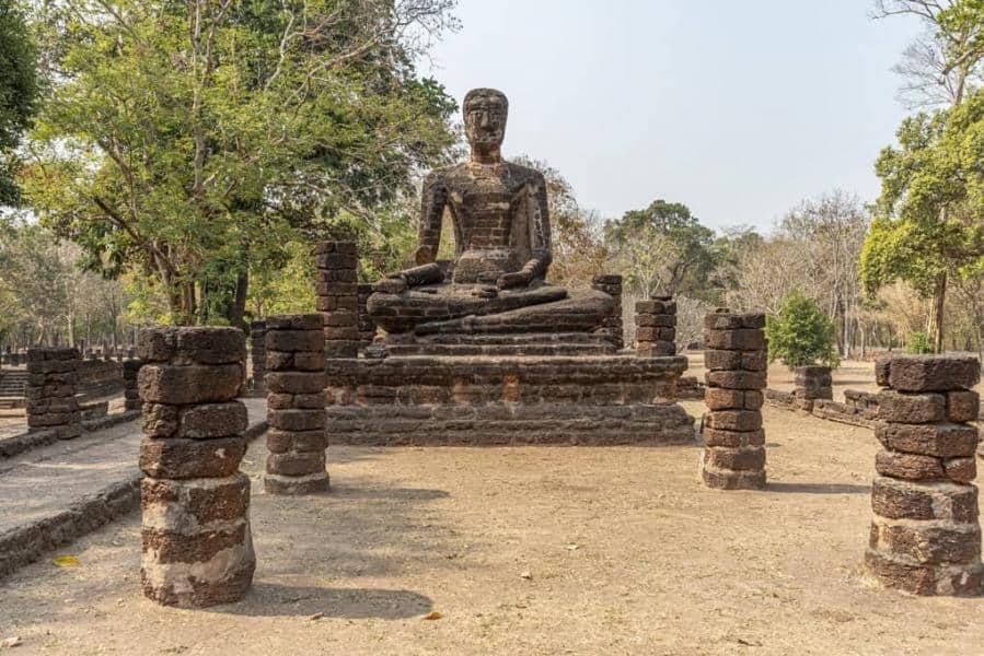 Reste der grossen Buddha-Statue im Wat Singha in Kamphaeng Phet in Thailand